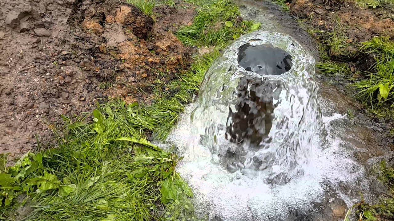 Скважина вода омск. Самоизлив скважины. Самоизлив колодца. Скважина на воду самоизлив. Артезианская скважина самоизлив.